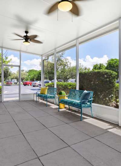 Screened-In Outdoor Lounge at Bay Pointe Tower in South Pasadena, Florida
