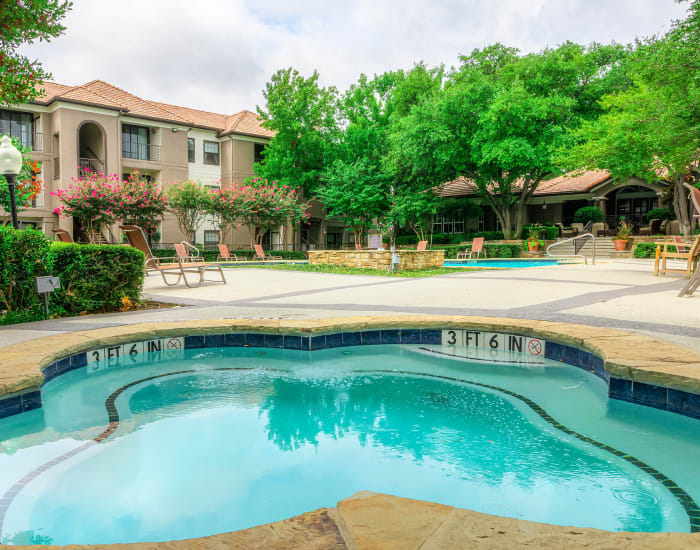 Outdoor spa at The Lyndon in Irving, Texas