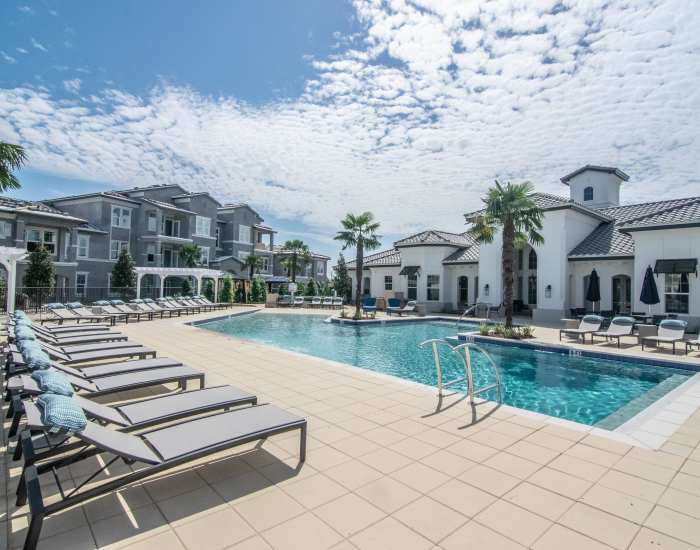 A resort-style swimming pool at Shadetree Apartments in Ruskin, Florida