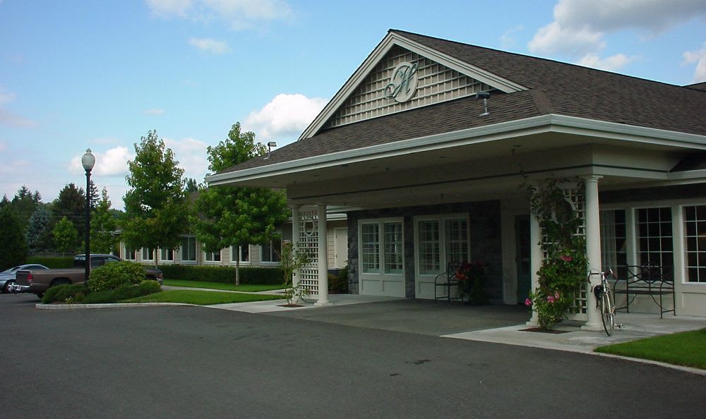 Main entrance to The Hampton in Tumwater, Washington
