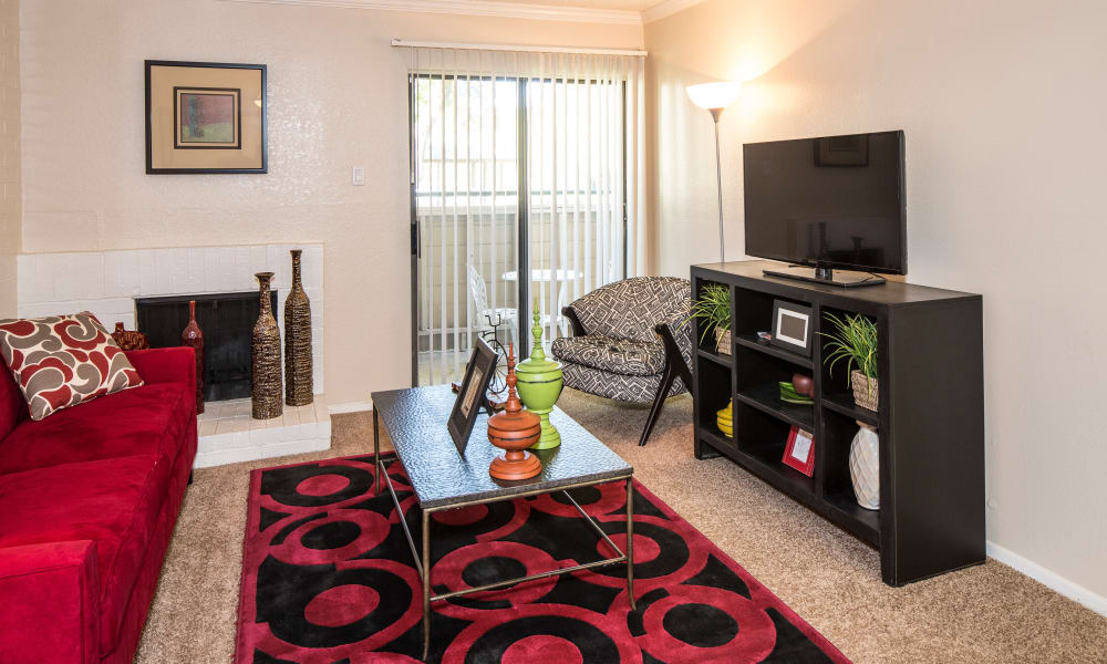 Heritage Fields offers a living room in Arlington, TX