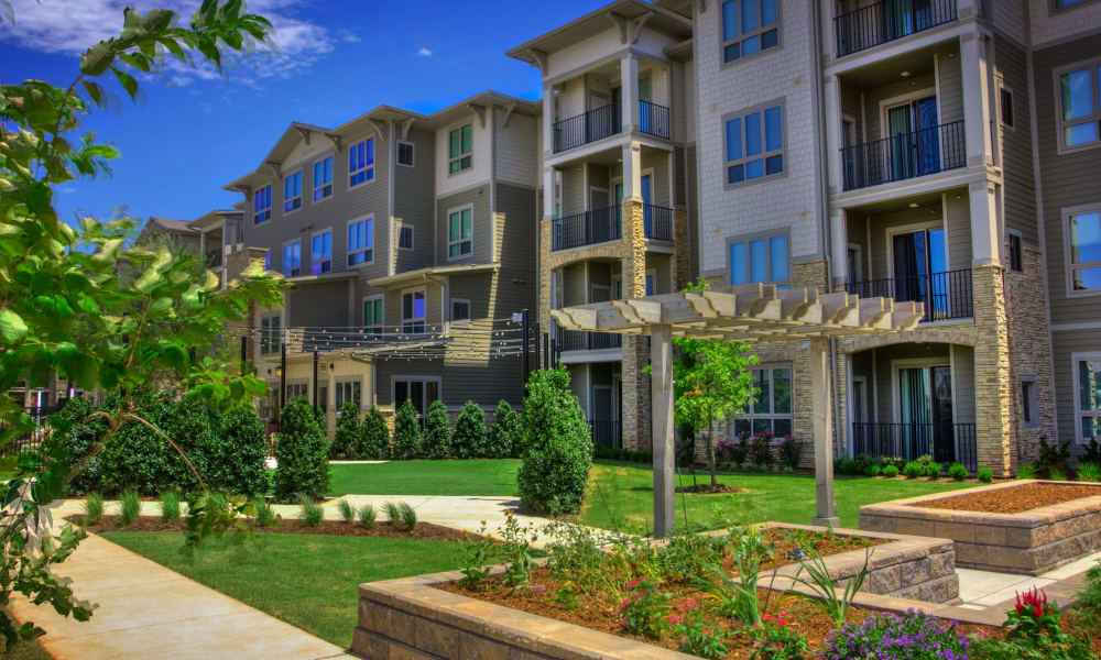 Exterior courtyard at a Avenida Partners, LLC community