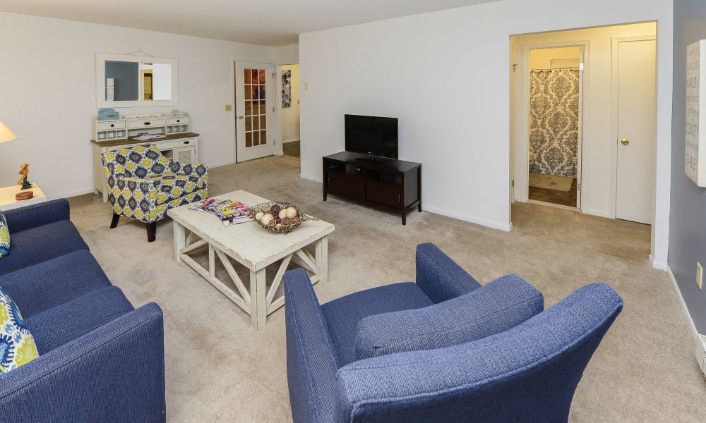 Spacious living room at Eatoncrest Apartment Homes