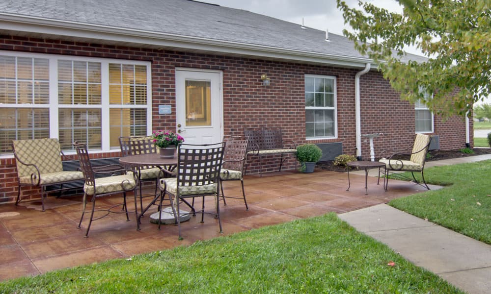 outdoor patio with seating at Maple Tree Terrace in Carthage, Missouri