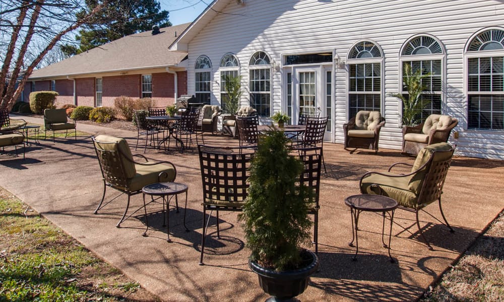 Outdoor patio with seating at RiverWick in Savannah, Tennessee