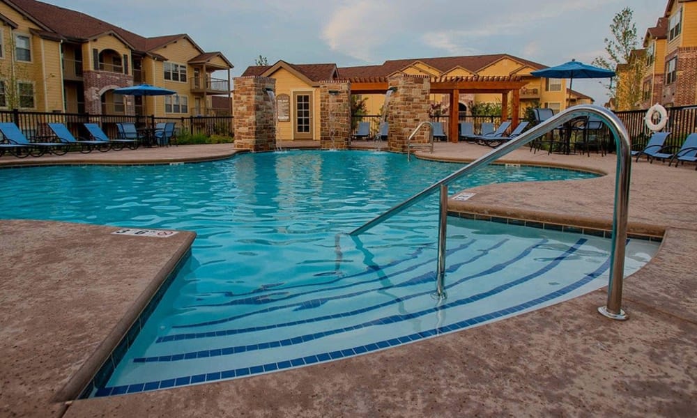 A luxurious pool at Cascata Apartments in Tulsa, Oklahoma