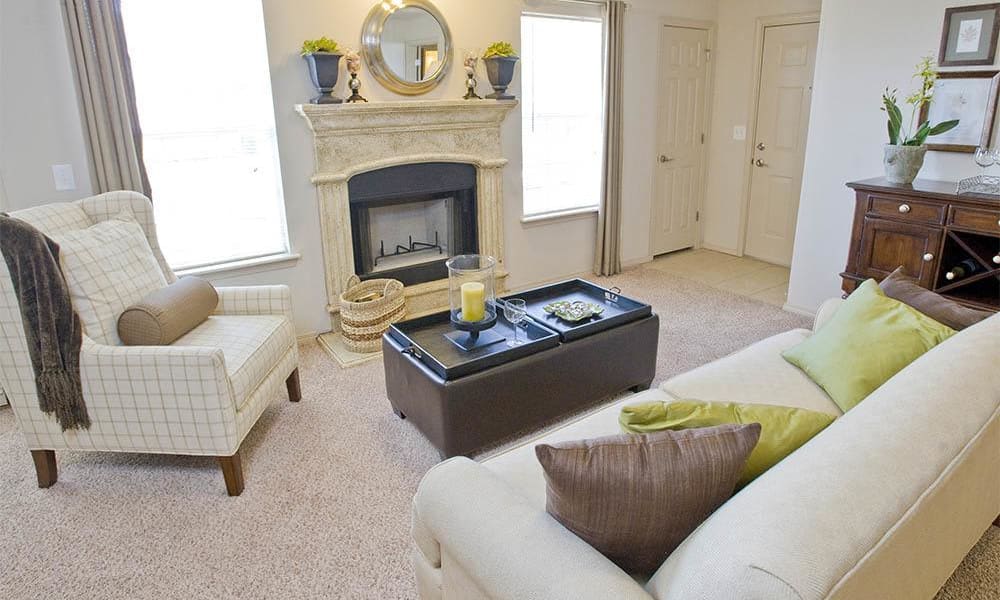 An apartment living room at Villas at Stonebridge in Edmond, Oklahoma