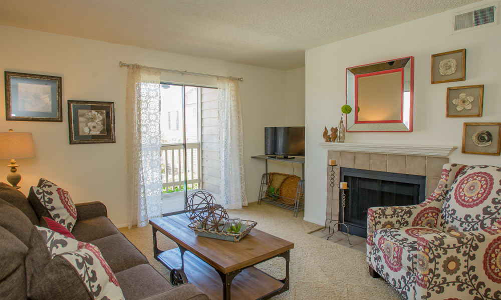 An apartmtent living room at Cedar Glade Apartments in Tulsa, OK