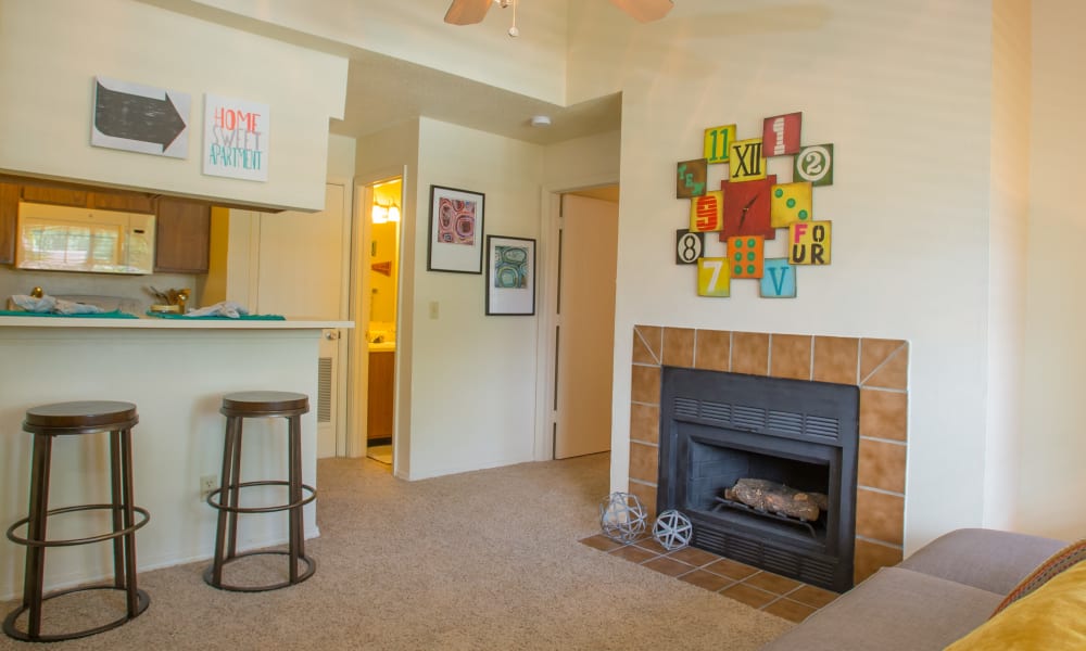 An apartment living room and kitchen at Chardonnay in Tulsa, OK