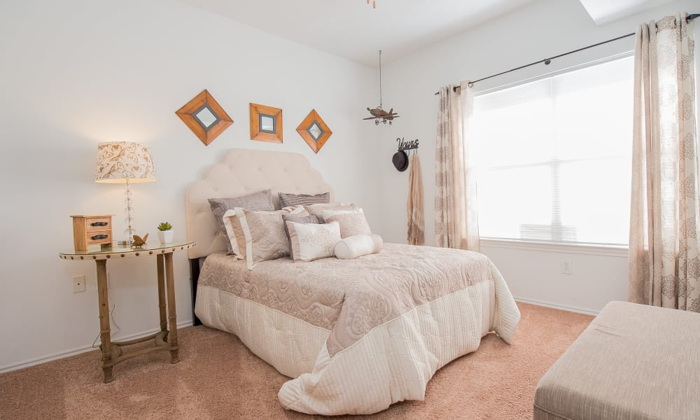 An apartment bedroom at The Pointe of Ridgeland in Ridgeland, MS