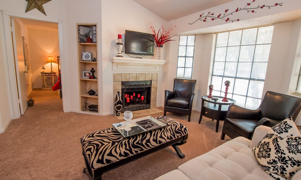 A large apartment living room at The Trace of Ridgeland in Ridgeland, MS