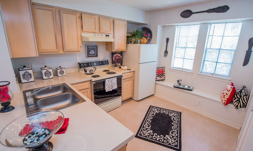 An apartment kitchen at The Trace of Ridgeland in Ridgeland, MS