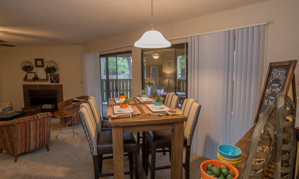 An apartment dining room at Woodscape Apartments in Oklahoma City, OK