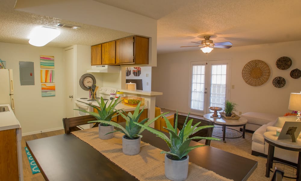 An apartment dining room at Cimarron Trails Apartments in Norman, OK