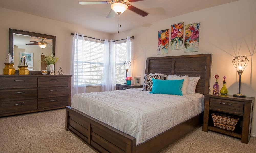 An apartment bedroom at Villas at Aspen Park in Broken Arrow, Oklahoma