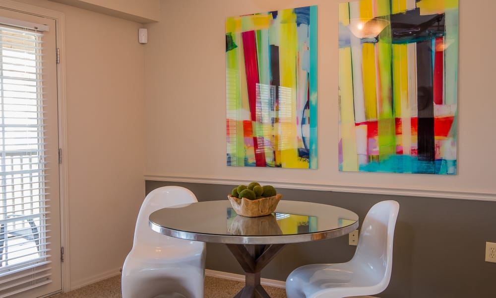 An apartment dining area at Villas at Aspen Park in Broken Arrow, Oklahoma