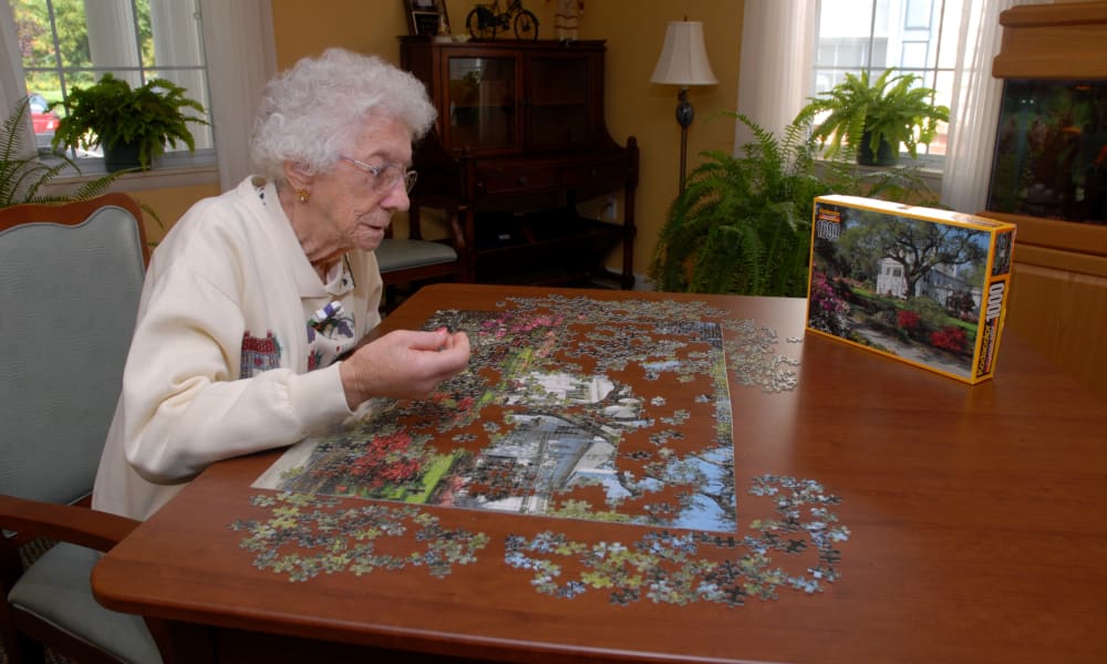 Resident completing a puzzle at Chestnut Knoll in Boyertown, Pennsylvania