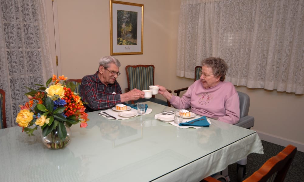 Senior couple dining at Chestnut Knoll in Boyertown, Pennsylvania