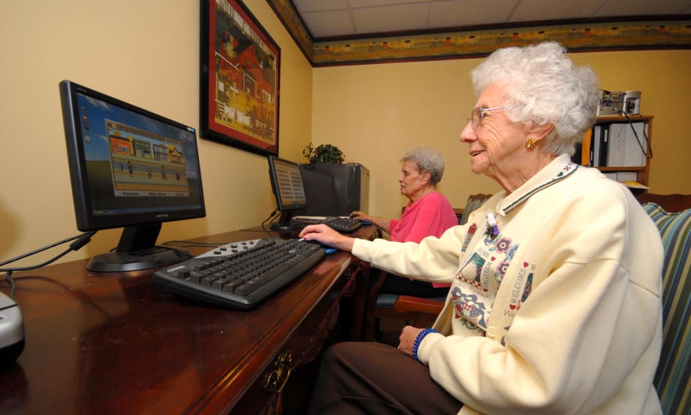 Resident using the computer at Chestnut Knoll in Boyertown, Pennsylvania