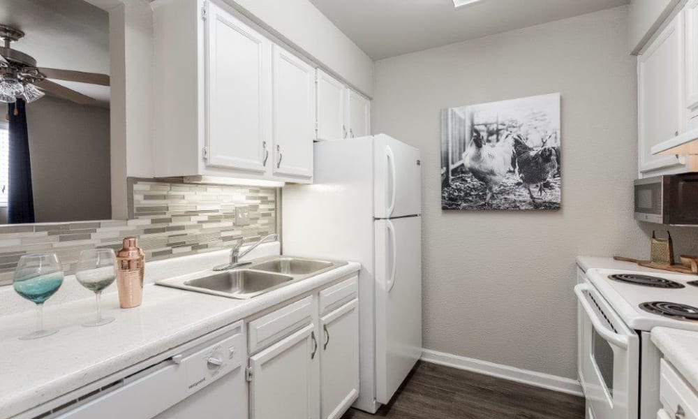 Kitchen at Lincoya Bay Apartments & Townhomes in Nashville, Tennessee