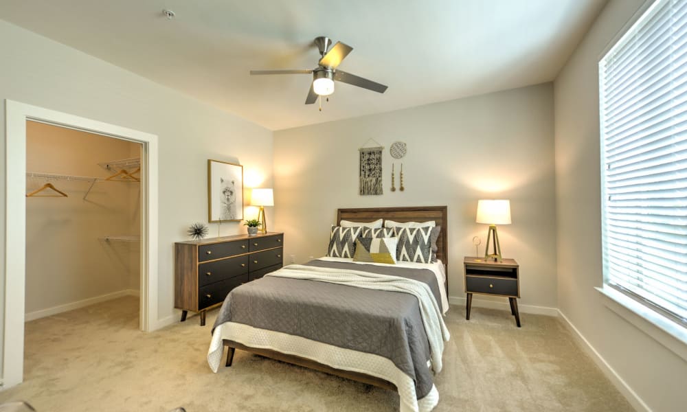 Luxor Club offers a Bedroom with a ceiling fan and carpet in Jacksonville, Florida