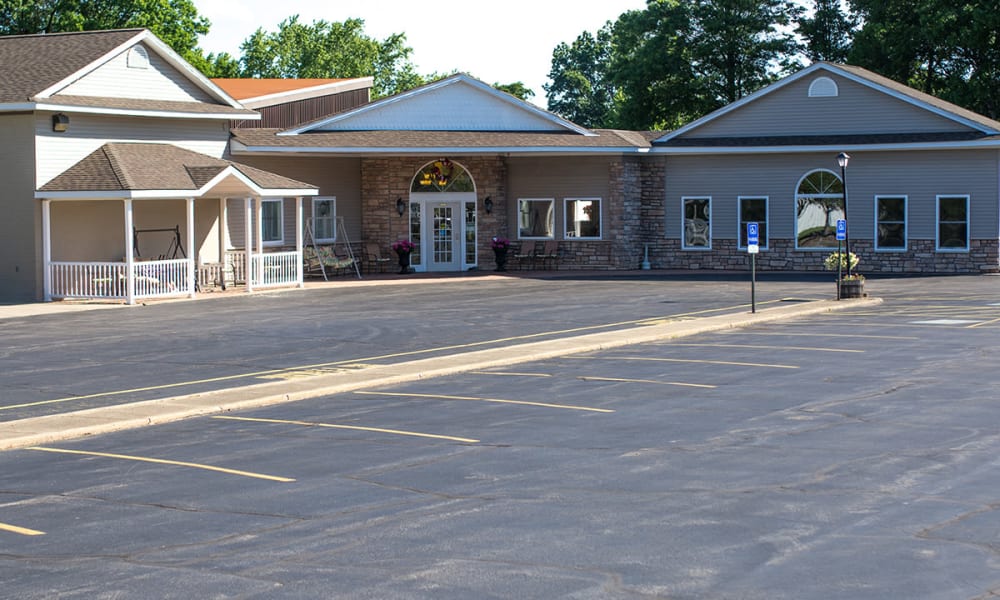 Clearview Lantern Suites parking lot and front entrance in Warren, Ohio