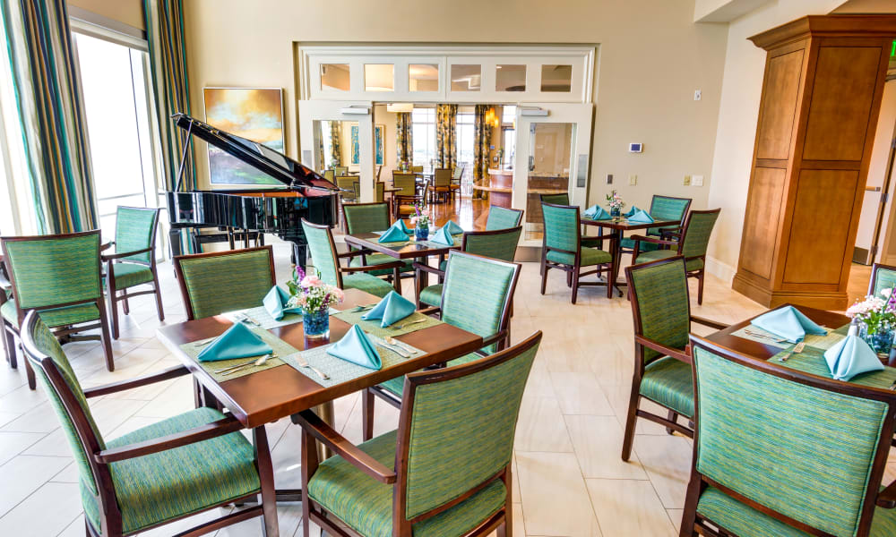 有大理石瓦片的用餐室在佛罗里达州劳德代尔堡的经络金博app188金宝慱图片