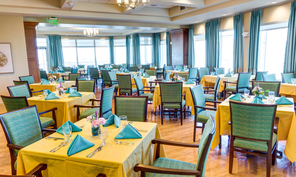 佛罗里达州劳德代尔堡水路Meridian的高层餐厅，配有硬木地板金博app188金宝慱图片
