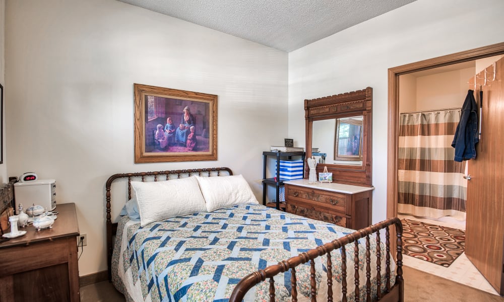 A bedroom at Brookstone of Aledo in Aledo, Illinois