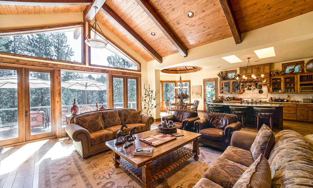 Living room at Touchmark at Mount Bachelor Village in Bend, Oregon