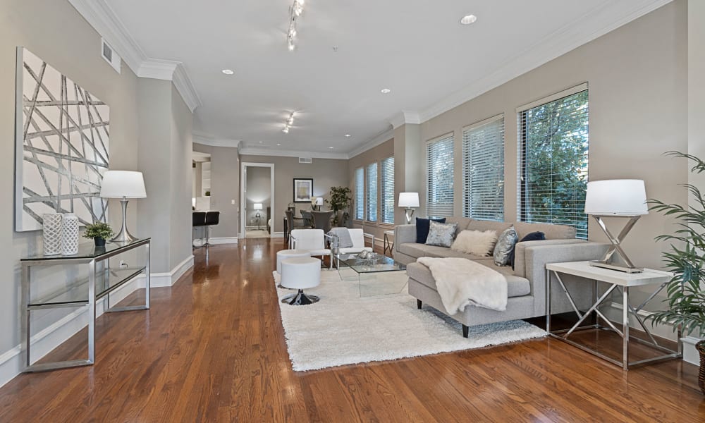 Tenant Lounge at Rienzi at Turtle Creek Apartments in Dallas, Texas
