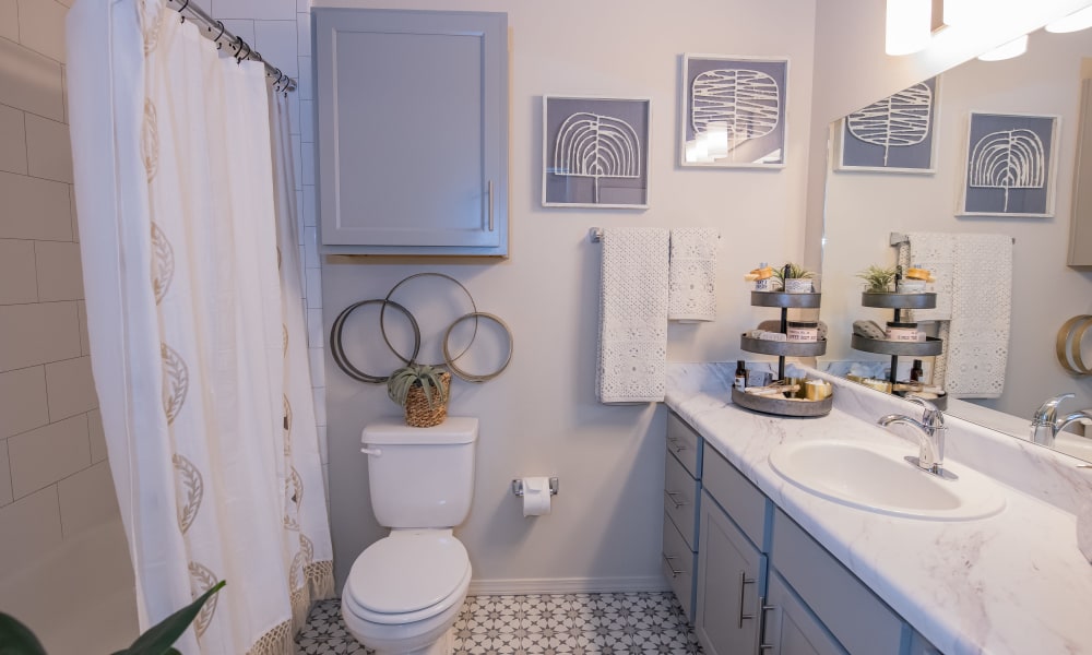 Nicely decorated bathroom at Artisan Crossing in Norman, Oklahoma
