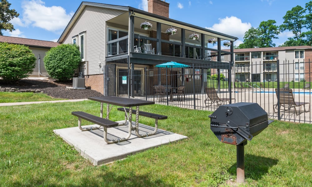 Picnic and Grilling Area at Fairway Trails Apartments in Ypsilanti, MI