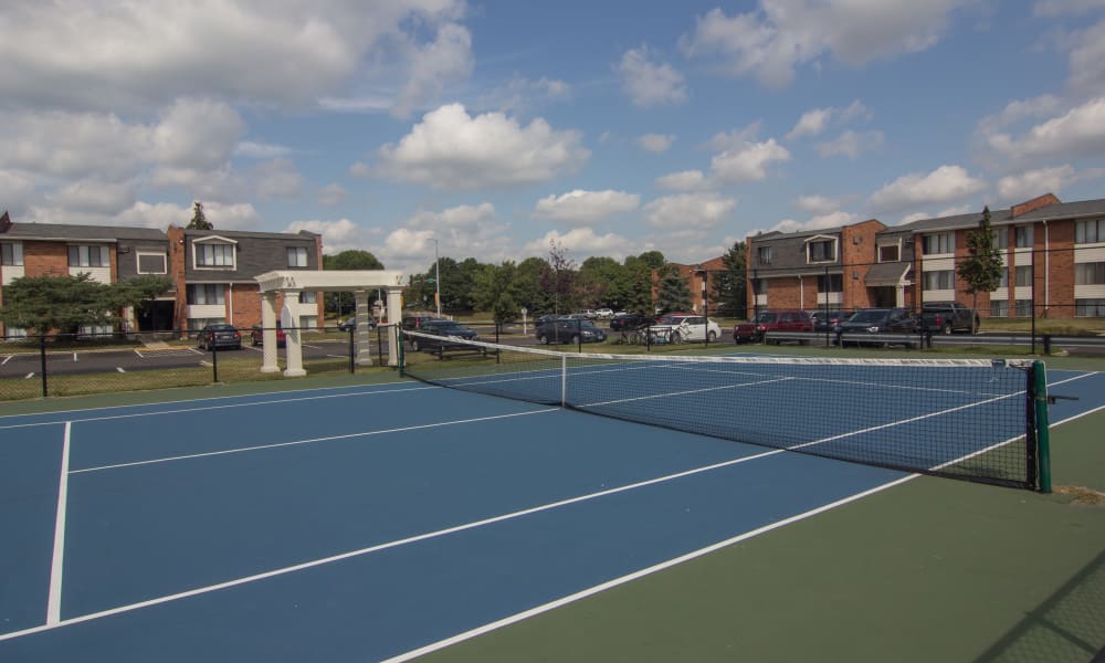 Tennis court at Windsor Lakes Apartment Homes in Woodridge, Illinois