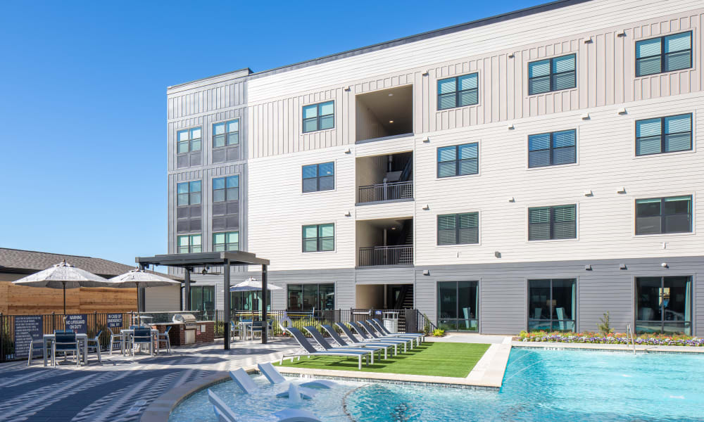 Sparkling pool and deck at Bellrock Memorial in Houston, Texas