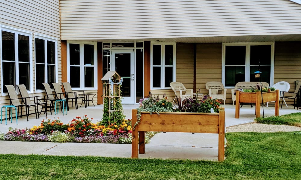 Outdoor patio and garden area at Wellington Place at Hartford in Hartford, Wisconsin