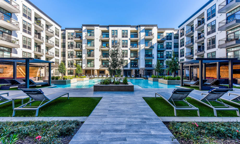 Outdoor courtyard with pool at Bellrock Sawyer Yards in Houston, Texas