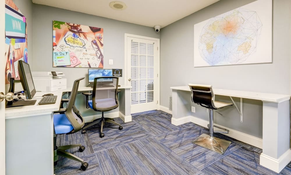 Resident office desk spaces at Club at North Hills in Pittsburgh, Pennsylvania