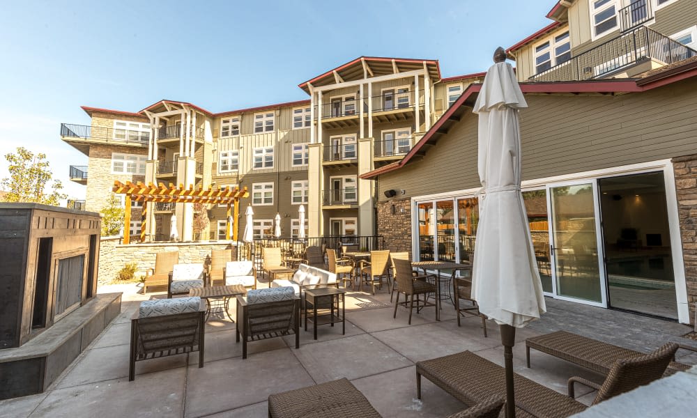 Outdoor lounge area at Touchmark at Pilot Butte in Bend, Oregon
