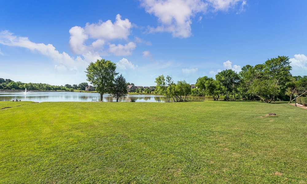 Lush landscaping at The Flats at Lakeshore in Fort Oglethorpe, Georgia
