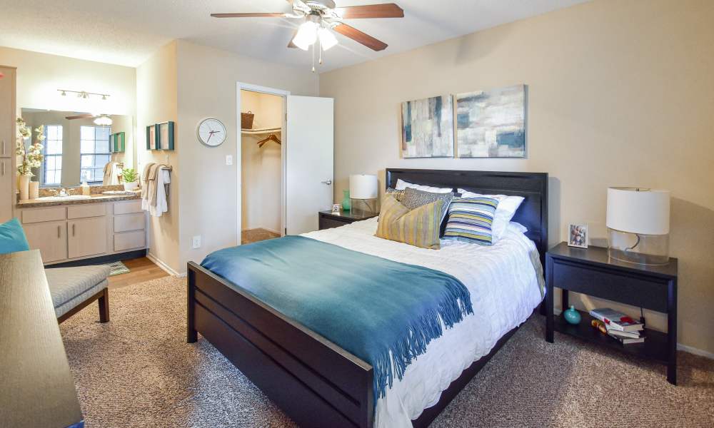 Spacious bedroom with large bed at Park Laureate Apartments & Townhomes in Louisville, Kentucky, 