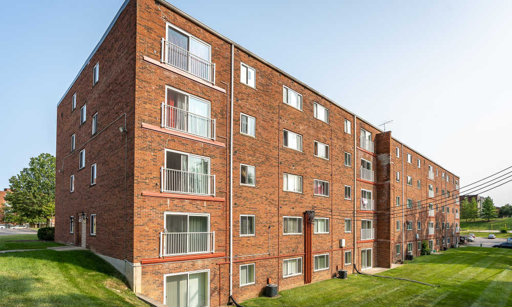 Exterior view of the apartment building at Vantage Pointe West Apartment Homes in Cincinnati, Ohio