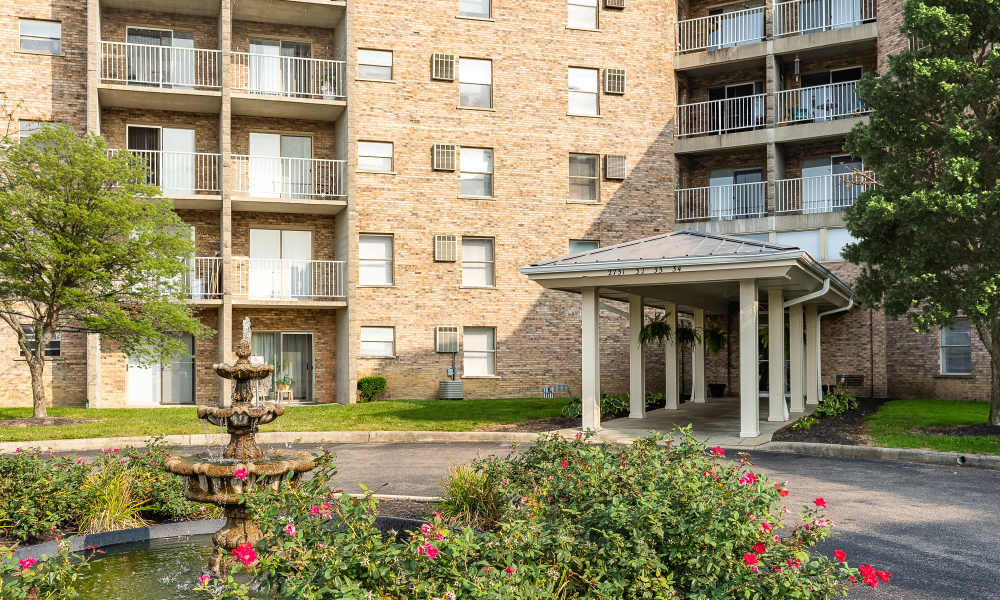 Exterior view and the entrance of the apartment building at Vantage Pointe West Apartment Homes in Cincinnati, Ohio