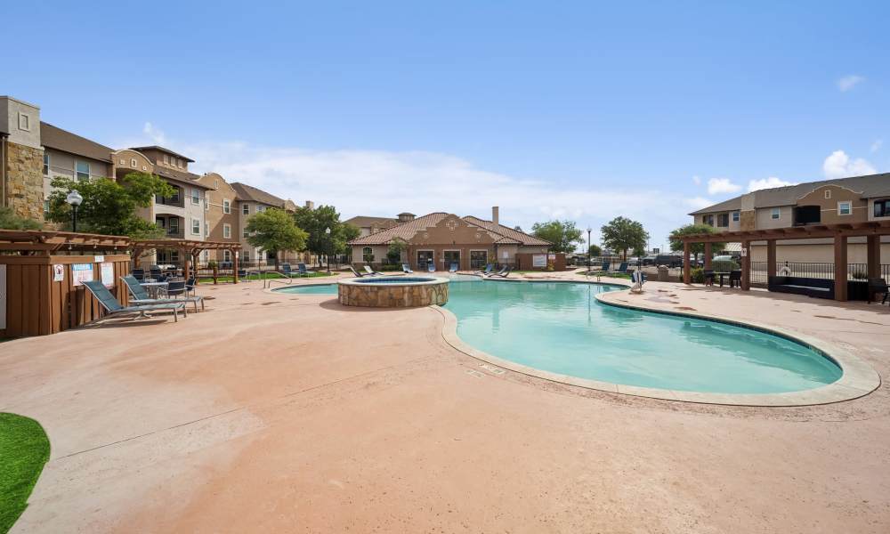 Swimming pool and hot tub at Sunset Lodge in Odessa, Texas