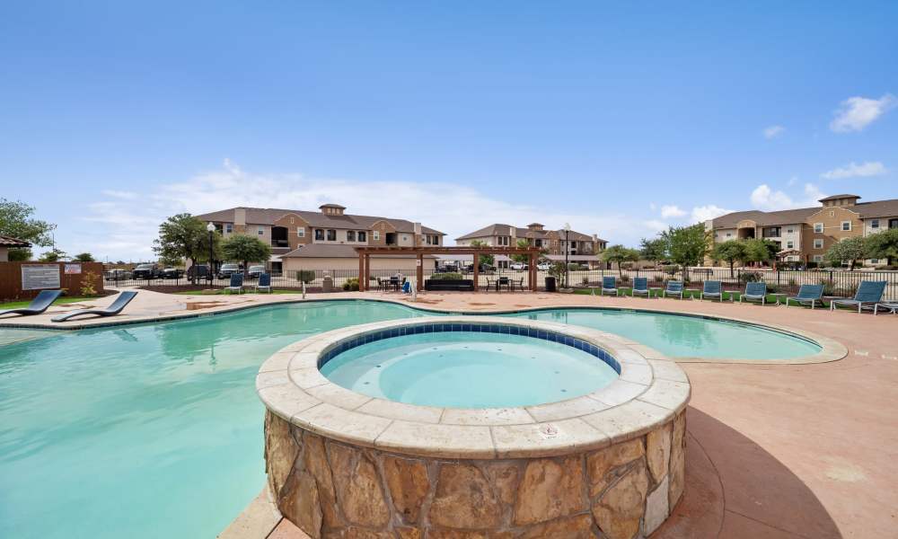 Hot tub and swimming pool at Sunset Lodge in Odessa, Texas