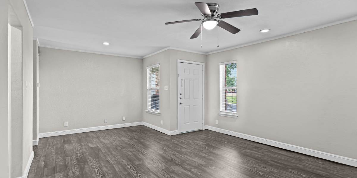 empty apartment living room at Towne Lake Apartments in Granbury, Texas
