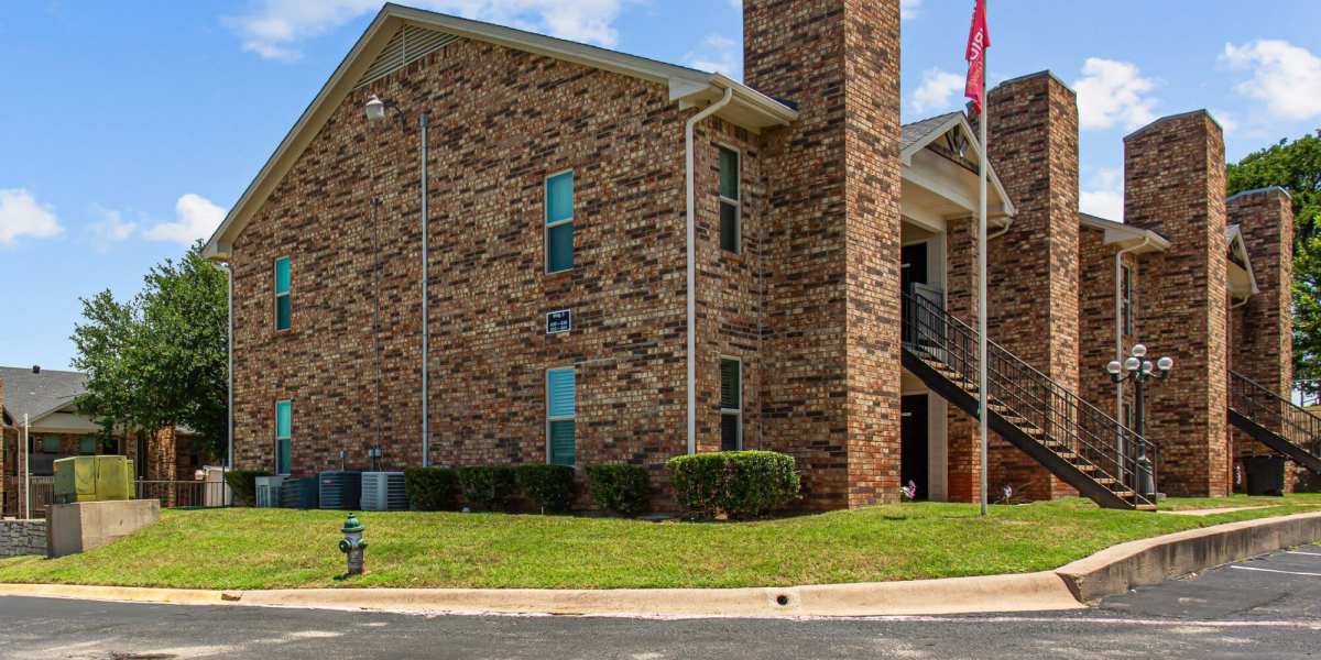Lawn outside apartments at Towne Lake Apartments in Granbury, Texas