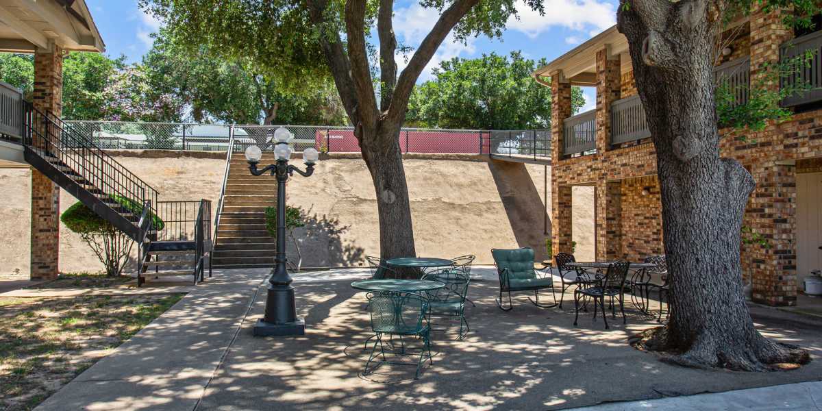 courtyard at Towne Lake Apartments in Granbury, Texas
