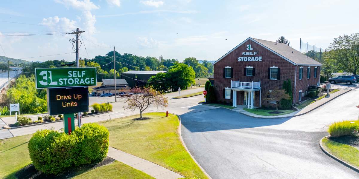Wide driveways at 3L Self Storage in Fort Wright, Kentucky
