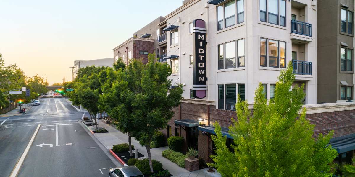 Exterior shot of LINQ Midtown in Sacramento, California
